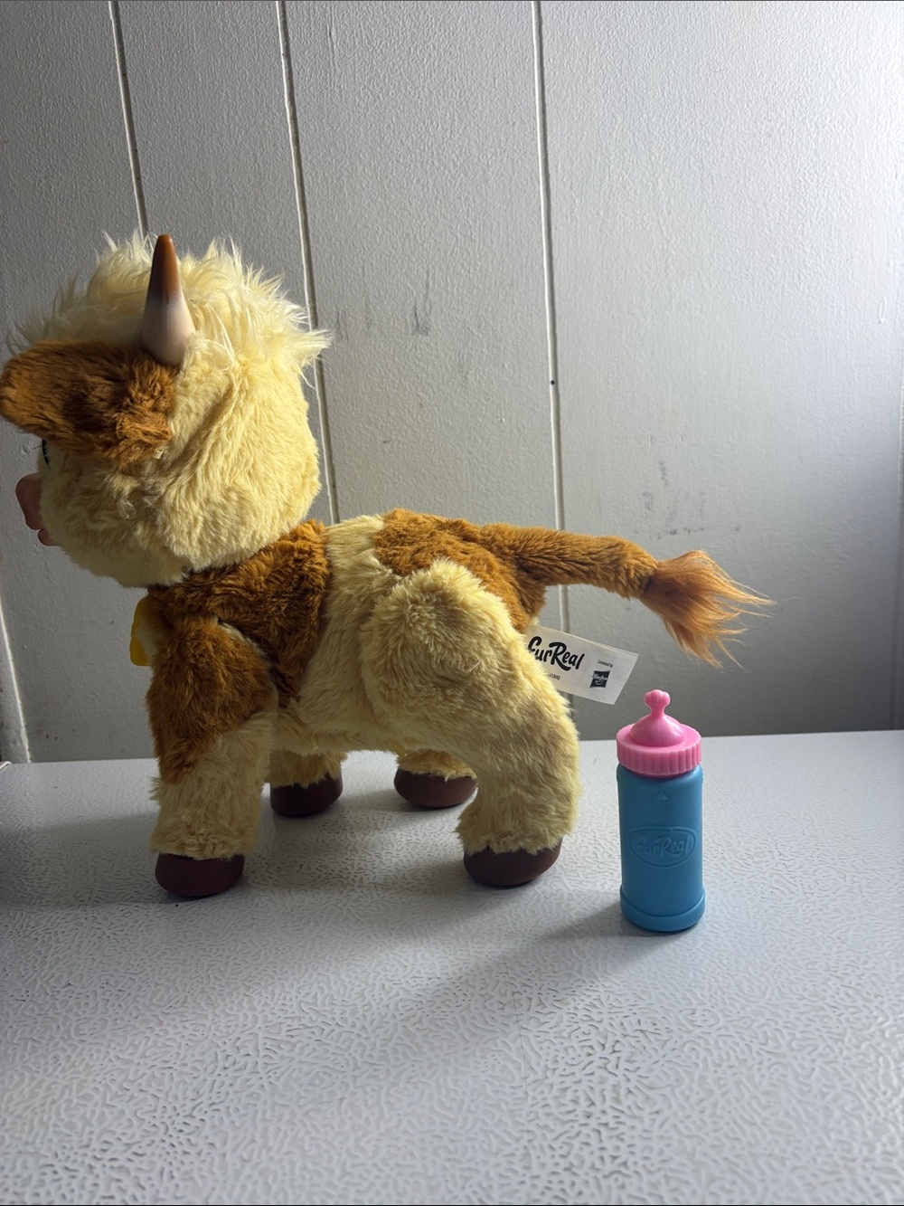 Yellow Calf Toy with Bottle - FurReal - Picture 4 of 5
